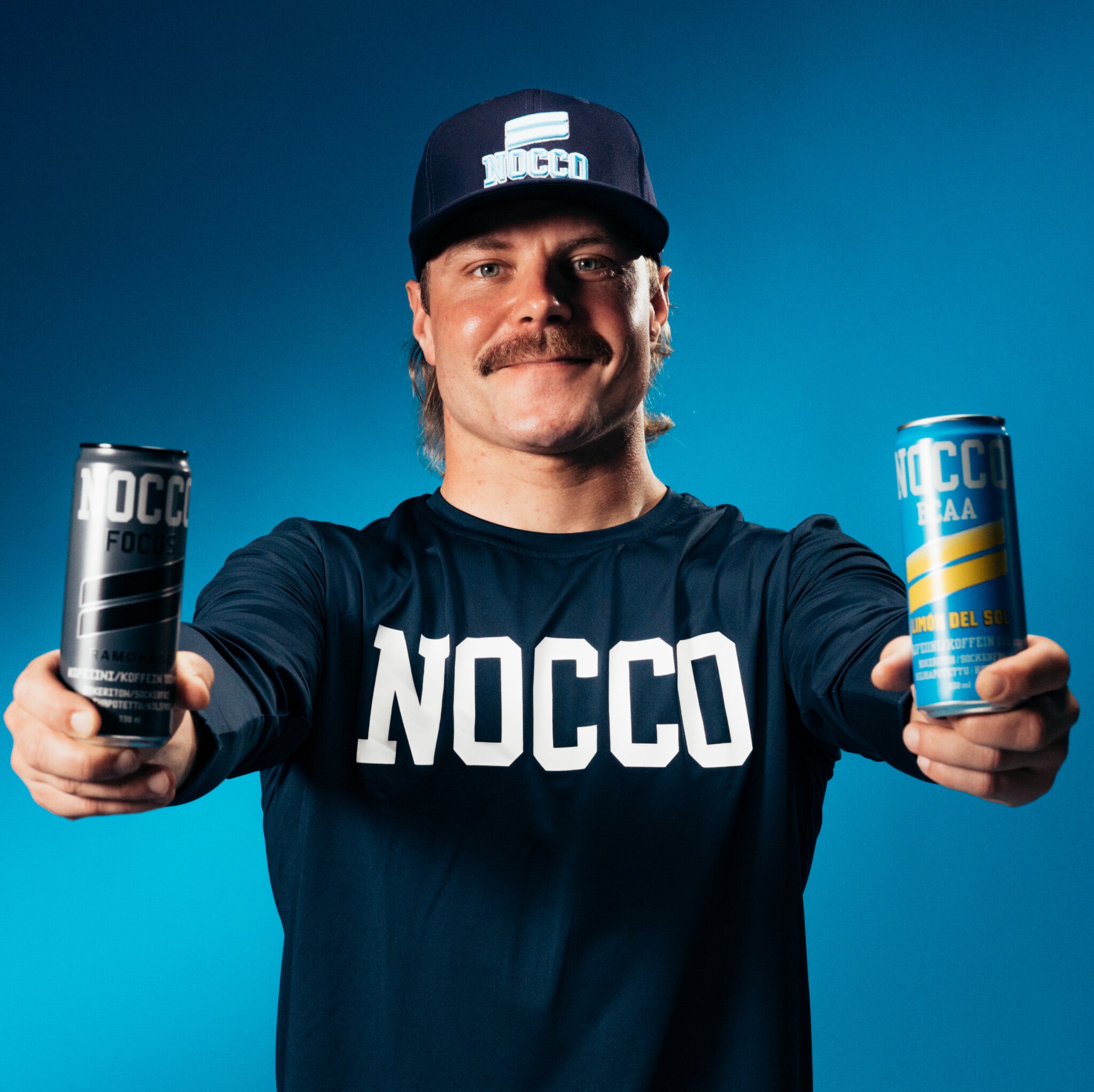 Valtteri Bottas med två Nocco-burkar